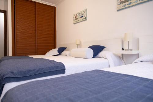 Apartamento completo, amplio, muy iluminado y con plaza de garaje incluida.