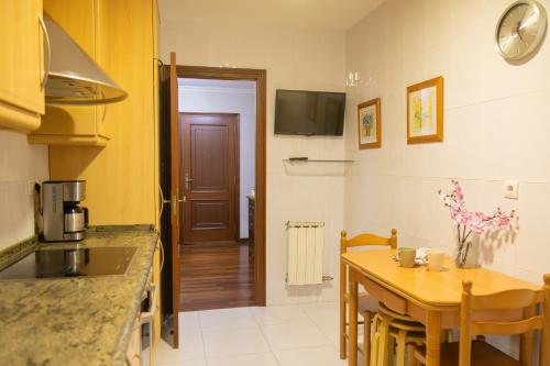 Apartamento completo, amplio, muy iluminado y con plaza de garaje incluida.