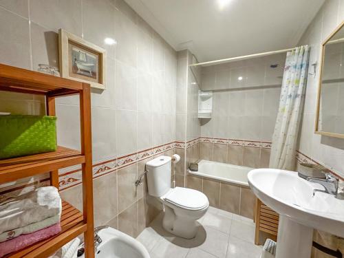 Apartamento completo, amplio, muy iluminado y con plaza de garaje incluida.