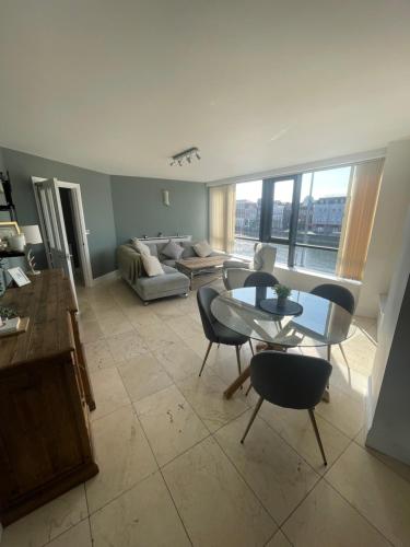 Fabulous and Sunny 2 bed Apartment, in City Centre in 尚登