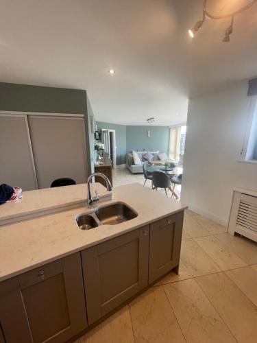 Fabulous and Sunny 2 bed Apartment, in City Centre in 尚登