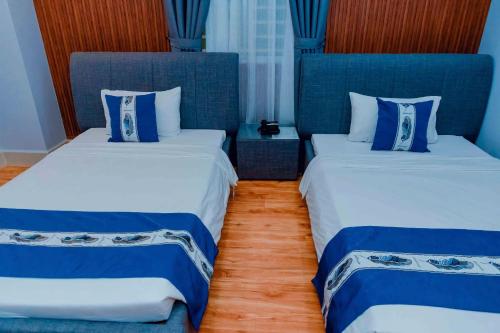 Superior Twin Room image 3