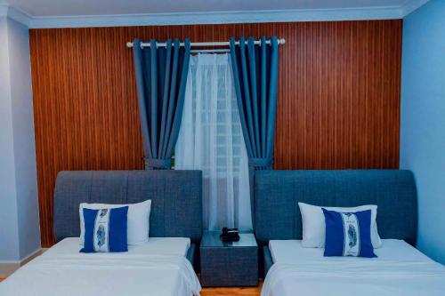 Superior Twin Room image 7