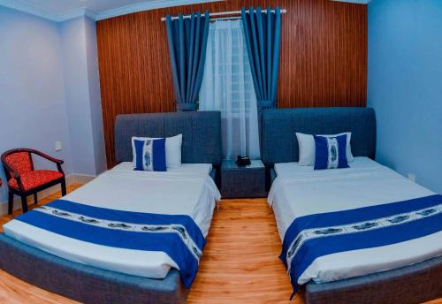 Superior Twin Room image 6