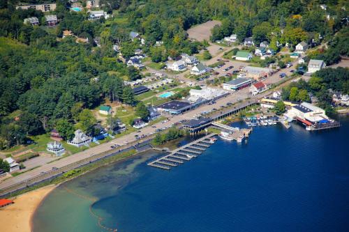 Half Moon Motel & Cottages