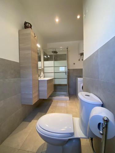 Zuhanyzó, Casa Fleres in Santa Teresa Di Riva