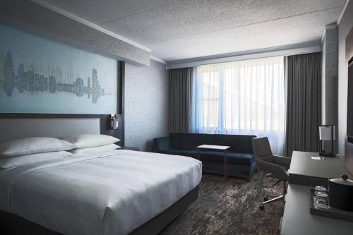 Deluxe Room with One King and One Queen Bed image 7