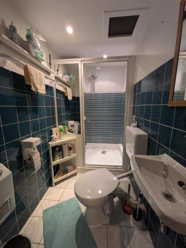 ฝักบัว, Monkey Factory - Mini Home-Stay Hostel in ทรเบน-ทราร์บัค