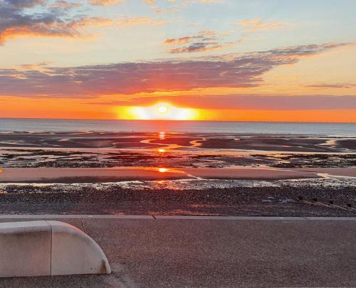 Beach, The Beachcomber - seafront, free parking, free wifi in Jubilee