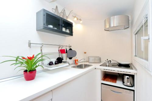 Colosseum Stylish Apartment, Рим (фото 8)