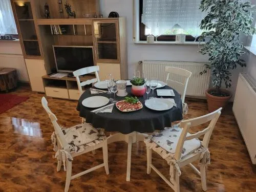 Ferienapartment Schlummerhausen für bis zu 5 Personen, Haustiere willkommen und kostenfrei, mit Einbauküche, WLAN, Smart-TV, Alexa in Beilstein, Deutschland