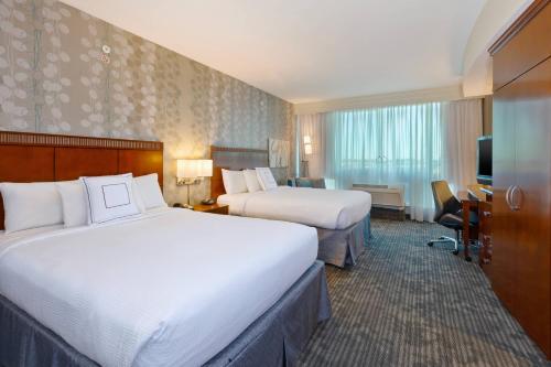 2 queen beds