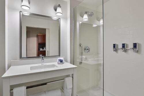 Four Points by Sheraton Dallas Fort Worth Airport North - image 14