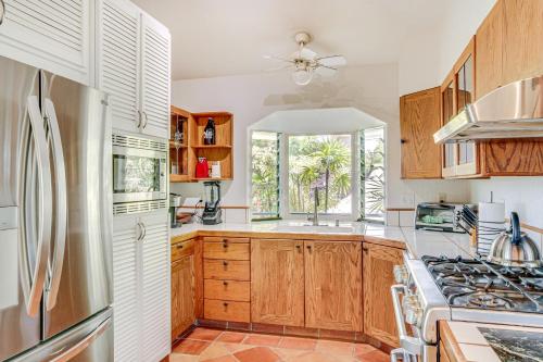 Ocean-View Bungalow Walk to Pebbles Beach! in 懷科洛亞