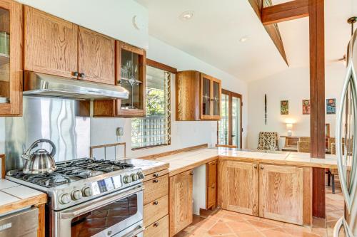 Ocean-View Bungalow Walk to Pebbles Beach! in 懷科洛亞