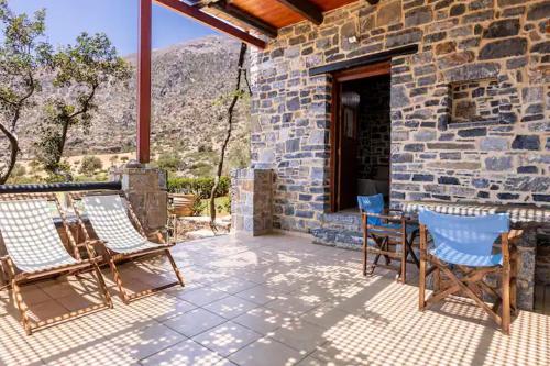 Traditional stone house by the sea... in Kofinas