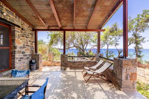 Traditional stone house by the sea... in Kofinas