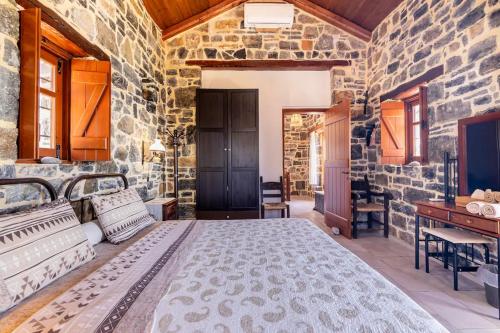 Traditional stone house by the sea... in Kofinas