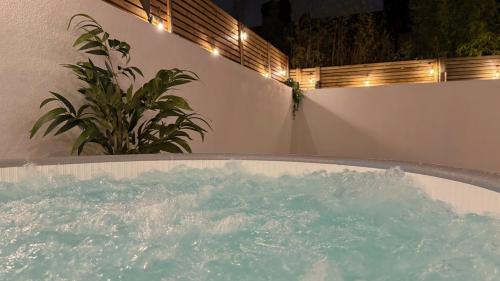London Acton - hot tub, cinema, games & arcade, London