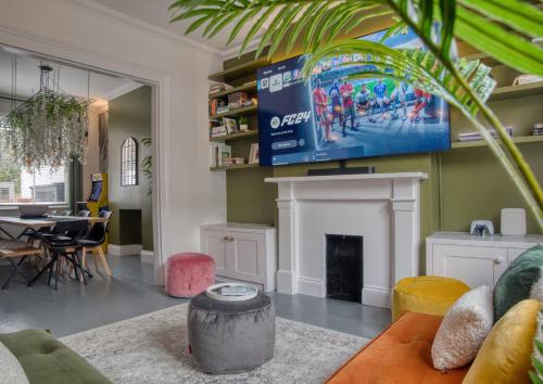 London Acton - hot tub, cinema, games & arcade, Londyn (zdjęcie 3)