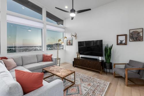 3BR Retreat with Heated Pool, BBQ and Mountain Views