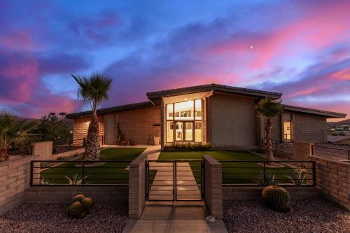 Hotellet från utsidan, 3BR Retreat with Heated Pool, BBQ and Mountain Views in Fountain Hills