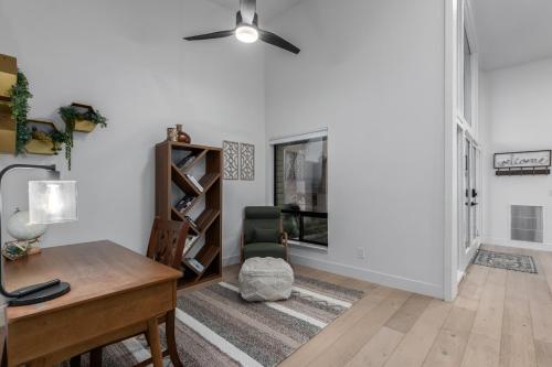 3BR Retreat with Heated Pool, BBQ and Mountain Views