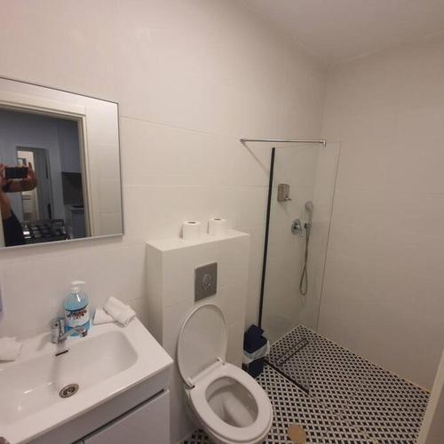 Ryo 18 דירה במלון בוטיק 2 דקות מטיילת בת ים, Bat Yam (Foto 8)