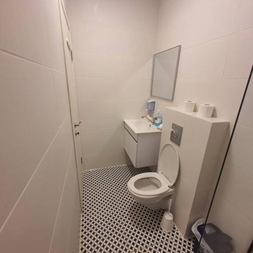 Ryo 18 דירה במלון בוטיק 2 דקות מטיילת בת ים, Bat Yam (Foto 9)