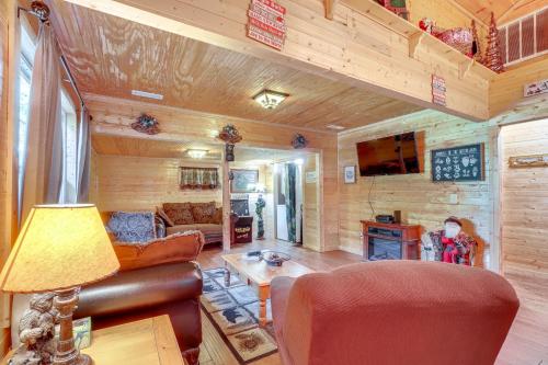 Just Fur Relaxin Sevierville Cabin with Hot Tub! - image 11