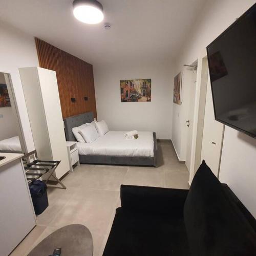 Ryo 22 דירה במלון בוטיק 2 דקות מטיילת בת ים in 貝特雁