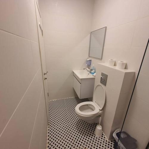 Ryo 22 דירה במלון בוטיק 2 דקות מטיילת בת ים, Bat Yam (foto 9)