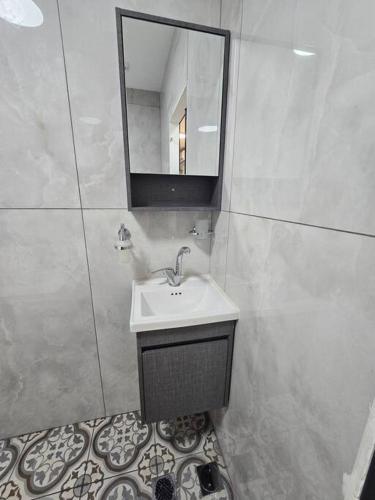 Ryo 23 דירת נופש עם ג'קוזי 2 דקות מטיילת בת ים, Bat Yam (Foto 7)