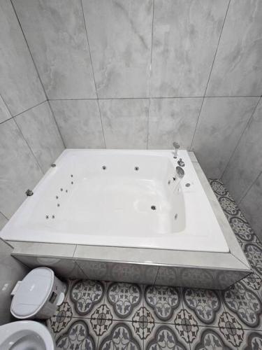 Ryo 23 דירת נופש עם ג'קוזי 2 דקות מטיילת בת ים, Bat Yam (Foto 8)