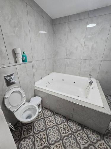 Ryo 23 דירת נופש עם ג'קוזי 2 דקות מטיילת בת ים, Bat Yam (Foto 11)