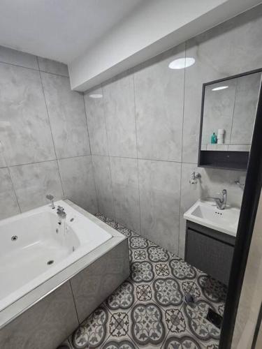 Ryo 23 דירת נופש עם ג'קוזי 2 דקות מטיילת בת ים, Bat Yam (Foto 10)