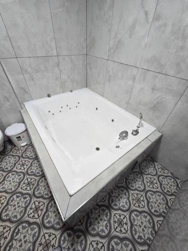 Ryo 23 דירת נופש עם ג'קוזי 2 דקות מטיילת בת ים, Bat Yam (Foto 9)