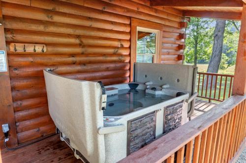 Hot Tub, Fire Pit, WiFi, EV Outlet Biggie cabin near Red River Gorge, KY! in Stanton, USA