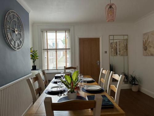 Home-Feel House Maidstone in Bridge