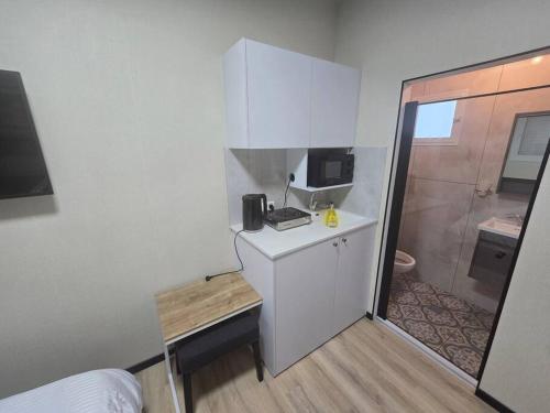 Ryo 25 דירה במלון בוטיק 2 דקות מטיילת בת ים, Bat Yam (foto 9)