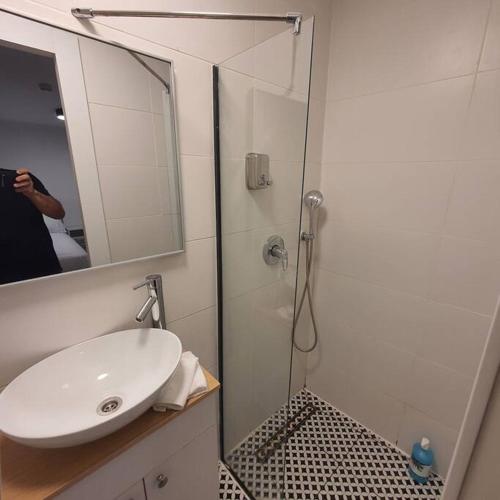 Ryo 17 דירה במלון בוטיק 2 דקות מטיילת בת ים, Bat Yam (Foto 7)