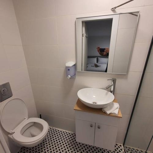 Ryo 17 דירה במלון בוטיק 2 דקות מטיילת בת ים, Bat Yam (Foto 6)