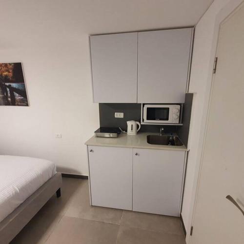 Ryo 17 דירה במלון בוטיק 2 דקות מטיילת בת ים, Bat Yam (Foto 5)