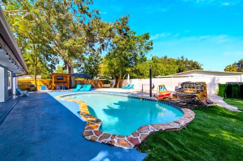 Spacious pool home minutes to downtown and all attractions in Tampa, USA
