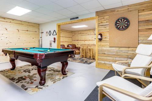 Dahlonega Cabin with Hot Tub, 4 Mi to Downtown! in Dahlonega, USA