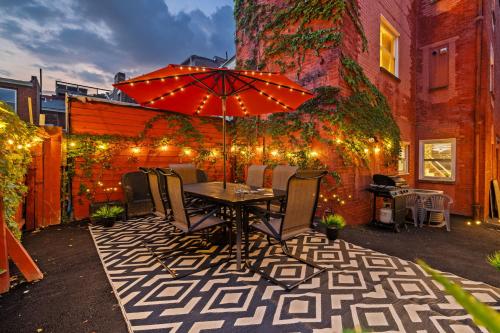 5BDRM 10BD with King BBQ Patio 1 MIN walk Carson ST, Pittsburgh