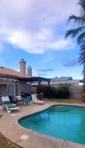 Sunshine Daydream by the Pool and Spa in Indio, USA