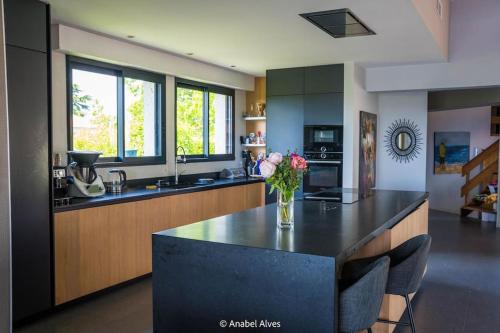 Villa 250 m2, piscine à 10 minutes de Toulouse (Villa 250 m2, piscine a 10 minutes de Toulouse) in Saint-Jean