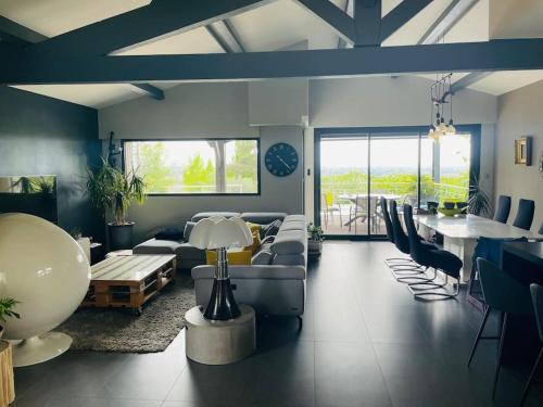Villa 250 m2, piscine à 10 minutes de Toulouse (Villa 250 m2, piscine a 10 minutes de Toulouse) in Saint-Jean