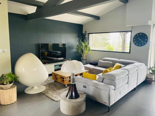 Villa 250 m2, piscine à 10 minutes de Toulouse (Villa 250 m2, piscine a 10 minutes de Toulouse) in Saint-Jean